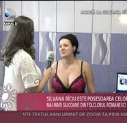 Acasa la Silvana Riciu, posesoarea celor mai mari silicoane din folclorul romanesc VIDEO